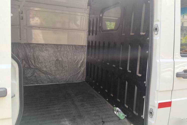 Used Iveco Daily 2021 2.5T V35 2-3 Seater Short Wheelbase Mid-Roof Design Dual Tires Manual Doors Left Rear Seat
