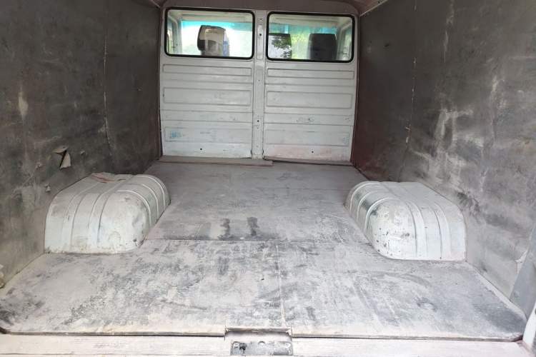 Used Iveco Daily 2021 2.8T V35 VAN厢式 van 3-seater short wheelbase low roof with dual tires and manual doors Left Rear Seat