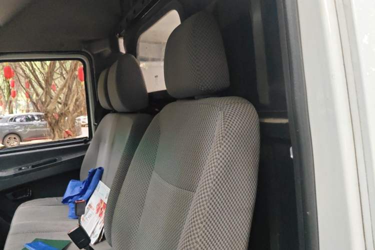 Used Iveco Daily 2021 2.8T V35 VAN厢式 van 3-seater short wheelbase mid-roof design with dual tires and manual doors Left Rear Seat
