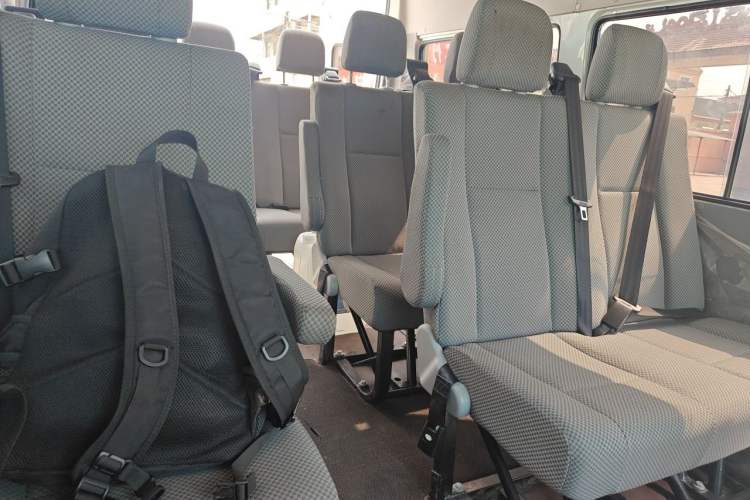 Used Iveco Daily 2021 2.5T A35 M1 Passenger Van 5-9 Seater Short Wheelbase Mid-Roof Design Single Tire Manual Doors Left Rear Seat