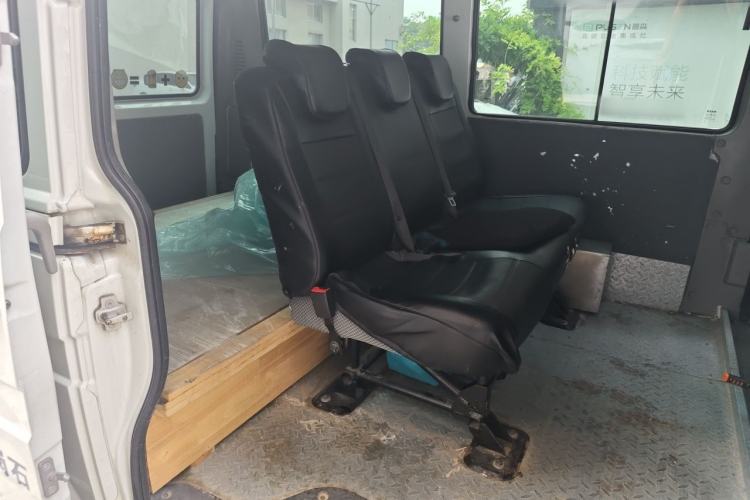 Used Iveco Daily 2021 2.5T A35 M1 Passenger Van 5-9 Seater Short Wheelbase Mid-Roof Design Dual Tires Side Sliding Door Left Rear Seat