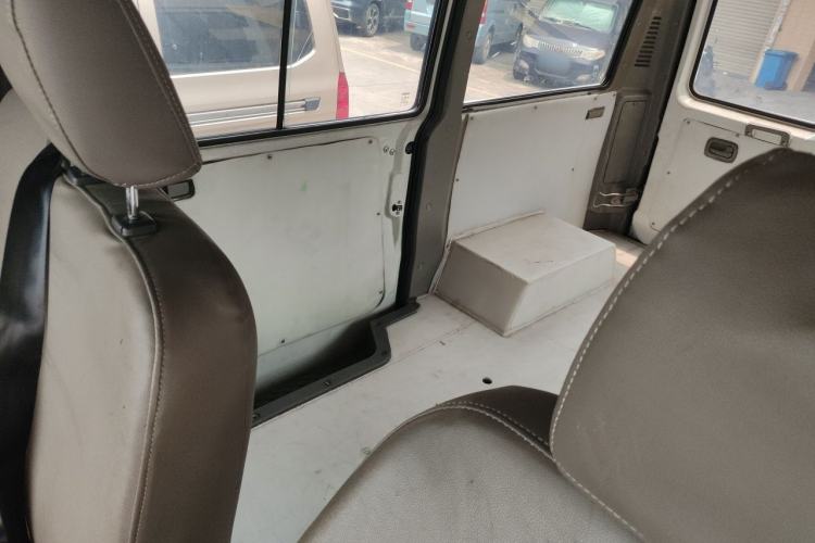 Used Iveco Daily 2021 2.5T A35 M1 Passenger Van 5-9 Seater Short Wheelbase Mid-Roof Design Dual Tires Manual Doors Left Rear Seat