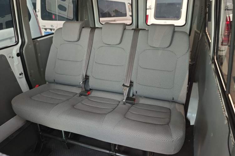 Used Iveco Daily 2021 2.5T A35 M1 Passenger Van 5-9 Seater Short Wheelbase Mid-Roof Design Dual Tires Side Sliding Door Left Rear Seat