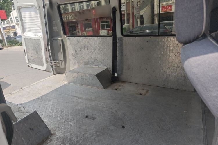 Used Iveco Daily 2021 2.5T A35 M1 Passenger Van 5-9 Seater Short Wheelbase Mid-Roof Design Dual Tires Manual Doors Left Rear Seat