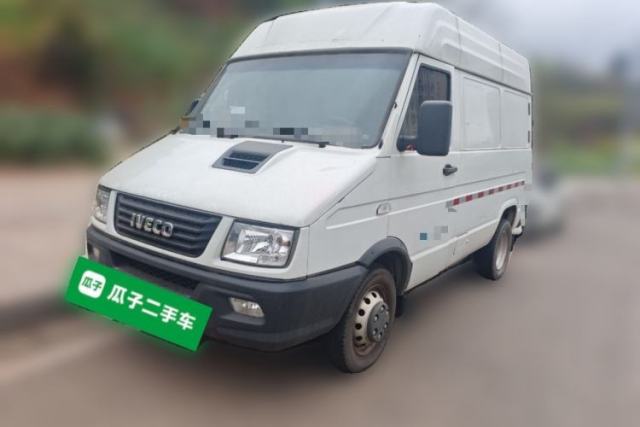 Used Iveco Daily 2021 2.5T V35 2-3 Seater Short Wheelbase Mid-Roof Design Dual Tires Manual Doors