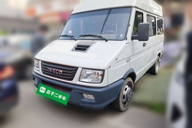 Used Iveco Daily 2021 2.5T A35 M1 Passenger Van 5-9 Seater Short Wheelbase Mid-Roof Design Dual Tires Manual Doors