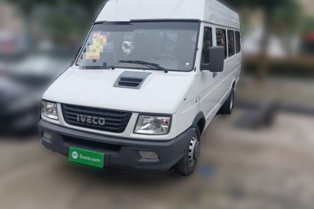 Used Iveco Daily 2021 2.5T A40 M1 Passenger Van 5-9 Seats Long Wheelbase Mid-Roof Design Dual Tires Manual Doors