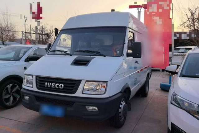 Used Iveco Daily 2021 2.8T V35 VAN厢式 van 3-seater short wheelbase mid-roof design with dual tires and manual doors