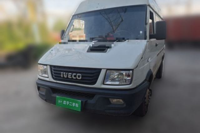 Used Iveco Daily 2021 2.8T V35 VAN厢式 van 3-seater short wheelbase mid-roof design with dual tires and manual doors