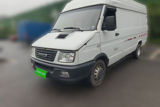 Used Iveco Daily 2021 2.8T V40 VAN厢式 Cargo Van 3-Seater Long Wheelbase Mid-Roof Design Dual Tires Manual Door
