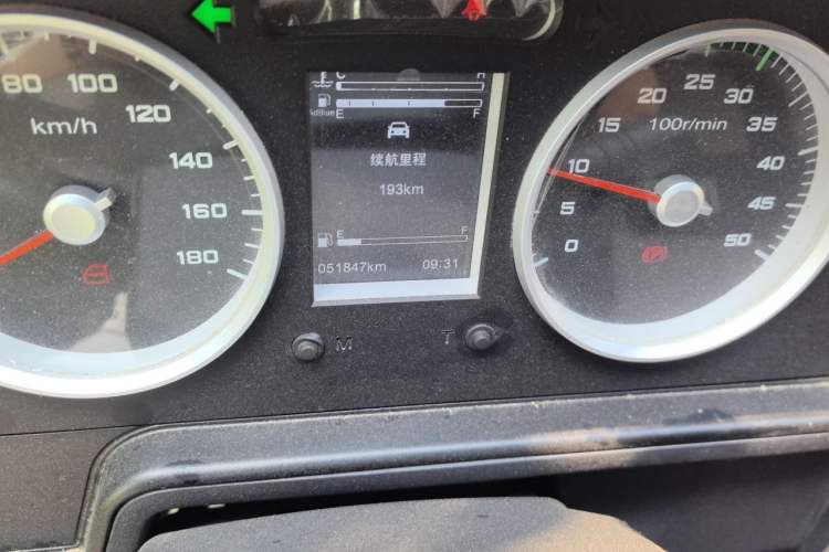 Used Iveco Daily 2021 2.5T V35 2-3 Seater Short Wheelbase Mid-Roof Design Dual Tires Manual Doors Odometer Close Up