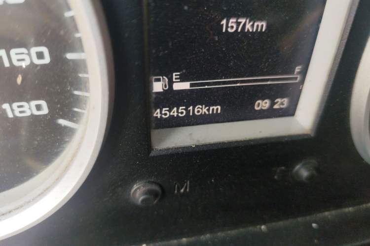 Used Iveco Daily 2021 2.5T V40 2-3 Seater Long Wheelbase Mid-Roof Dual Tires Manual Doors Odometer Close Up