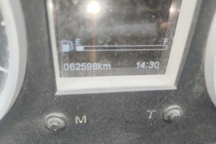 Used Iveco Daily 2021 2.5T A35 M1 Passenger Van 5-9 Seater Short Wheelbase Mid-Roof Design Dual Tires Manual Doors Odometer Close Up