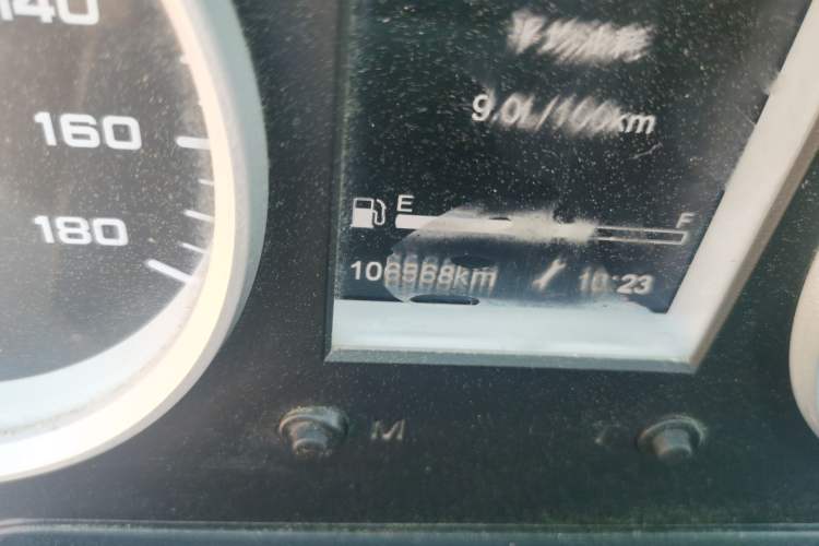 Used Iveco Daily 2021 2.8T V40 VAN厢式 Cargo Van 3-Seater Long Wheelbase Mid-Roof Design Dual Tires Manual Door Odometer Close Up