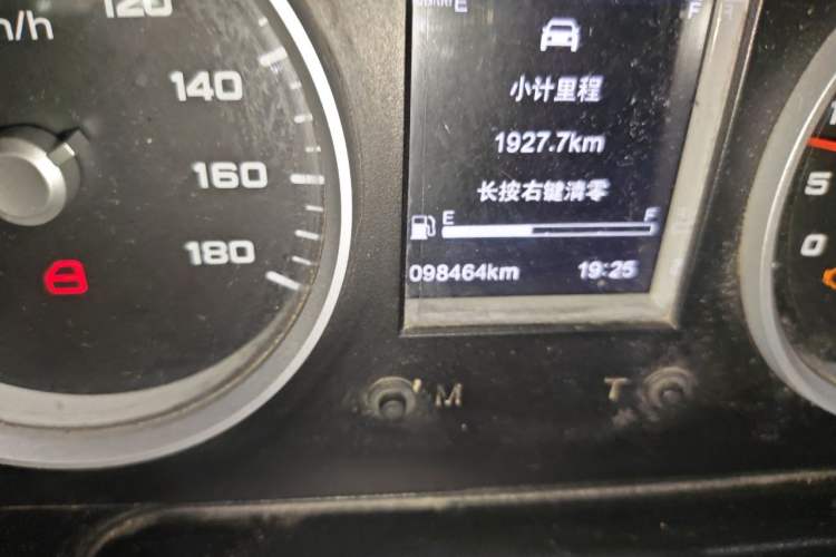 Used Iveco Daily 2021 2.8T V40 VAN厢式 Delivery Van 3-Seater Long Wheelbase Mid-Roof Design Dual Tires Side Sliding Door Odometer Close Up