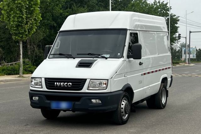 Used Iveco Daily 2021 2.8T V35 VAN厢式 Delivery Van 3-Seater Short Wheelbase Mid-Roof Design with Dual Tires and Side Sliding Doors