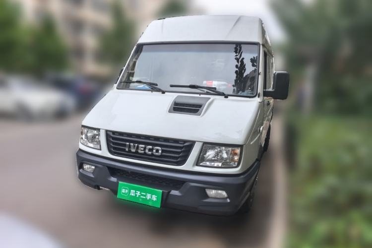 Used Iveco Daily 2021 2.8T V35 VAN厢式 Delivery Van 3-Seater Short Wheelbase Mid-Roof Design with Dual Tires and Side Sliding Doors Guazi used car, China used car export, Used car for sale, Used cars, Cheapest cars for sale
