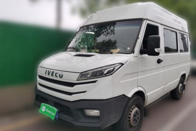 Used Iveco Daily 2021 2.5T A35 M1 Passenger Van 5-9 Seater Short Wheelbase Mid-Roof Design Single Tire Manual Doors