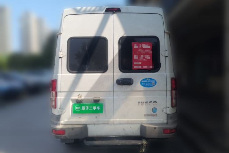 Used Iveco Daily 2021 2.5T A35 M1 Passenger Van 5-9 Seater Short Wheelbase Mid-Roof Design Single Tire Side-Sliding Door Rear