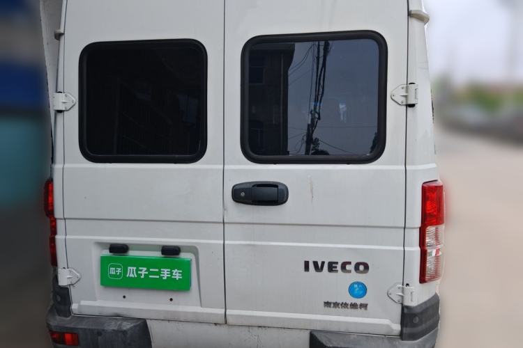 Used Iveco Daily 2021 2.5T A35 M1 Passenger Van 5-9 Seater Short Wheelbase Mid-Roof Design Dual Tires Side Sliding Door Rear