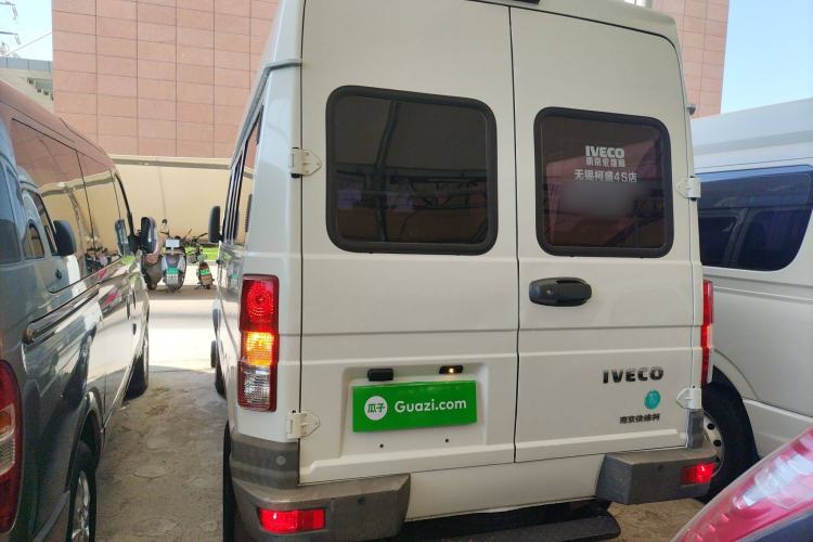 Used Iveco Daily 2021 2.5T A35 M1 Passenger Van 5-9 Seater Short Wheelbase Mid-Roof Design Dual Tires Side Sliding Door Rear