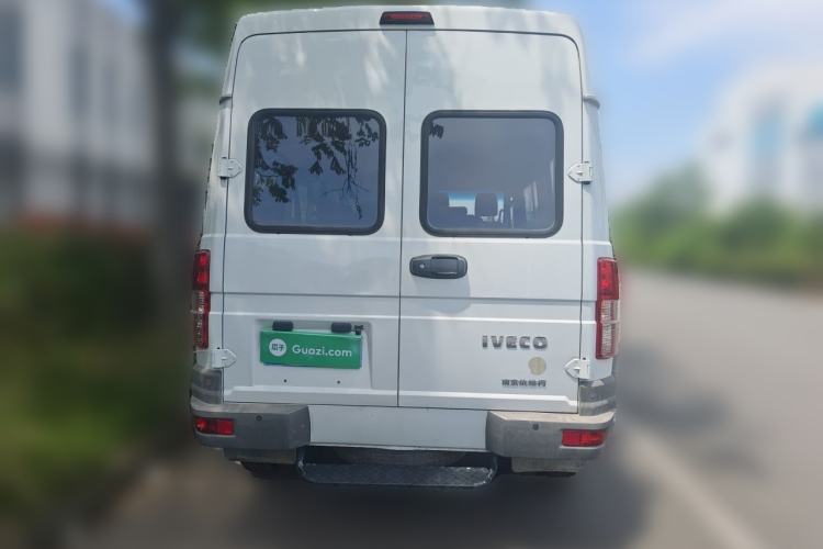 Used Iveco Daily 2021 2.5T A35 M1 Passenger Van 5-9 Seater Short Wheelbase Mid-Roof Design Dual Tires Side Sliding Door Rear