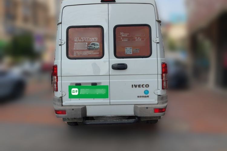Used Iveco Daily 2021 2.5T A35 M1 Passenger Van 5-9 Seater Short Wheelbase Mid-Roof Design Dual Tires Side Sliding Door Rear