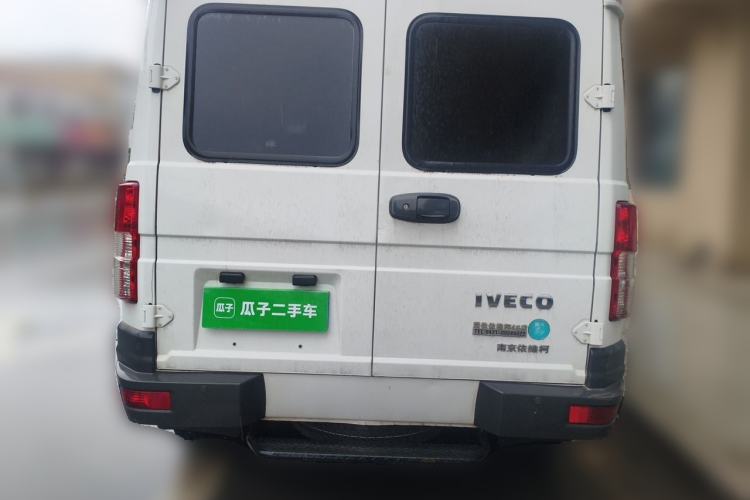 Used Iveco Daily 2021 2.5T A35 M1 Passenger Van 5-9 Seater Short Wheelbase Mid-Roof Design Dual Tires Side Sliding Door Rear