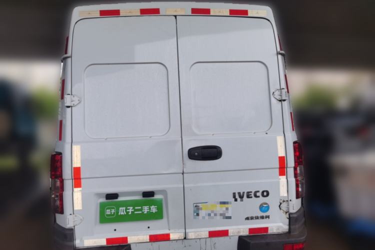 Used Iveco Daily 2021 2.8T V35 VAN厢式 van 3-seater short wheelbase mid-roof design single-tire side-hinged door Rear