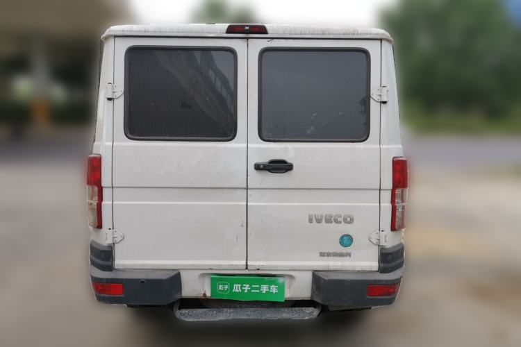Used Iveco Daily 2021 2.5T A35 M1 Passenger Van 5-9 Seater Short Wheelbase Low Roof Dual Tires Manual Doors Rear