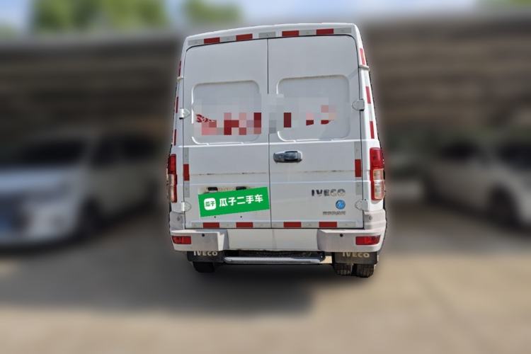 Used Iveco Daily 2021 2.8T V35 VAN厢式 van 3-seater short wheelbase mid-roof design with dual tires and manual doors Rear