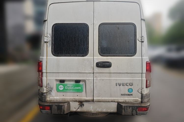 Used Iveco Daily 2021 2.5T A35 M1 Passenger Van 5-9 Seater Short Wheelbase Mid-Roof Design Dual Tires Manual Doors Rear