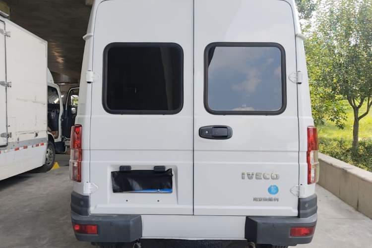 Used Iveco Daily 2021 2.5T A35 M1 Passenger Van 5-9 Seater Short Wheelbase Mid-Roof Design Single Tire Manual Doors Rear