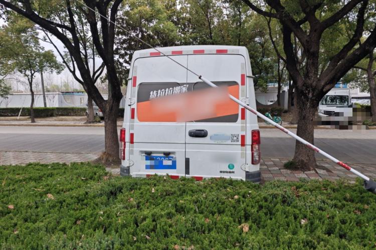 Used Iveco Daily 2021 2.8T V35 VAN厢式 van 3-seater short wheelbase mid-roof design single-tire side-hinged door Rear