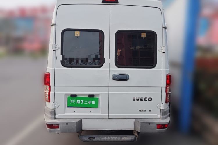 Used Iveco Daily 2021 2.5T A40 M1 Passenger Van 5-9 Seats Long Wheelbase Mid-Roof Design Dual Tires Manual Doors Rear