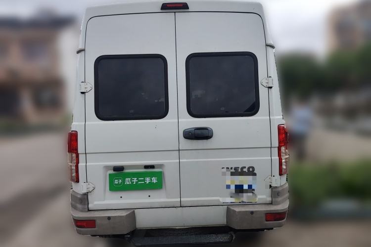 Used Iveco Daily 2021 2.5T A35 M1 Passenger Van 5-9 Seater Short Wheelbase Mid-Roof Design Single Tire Side-Sliding Door Rear