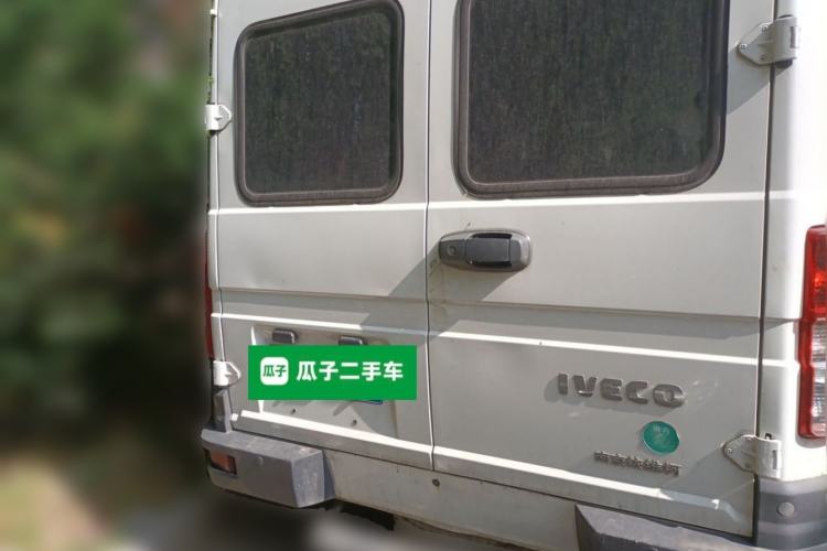 Used Iveco Daily 2021 2.5T A35 M1 Passenger Van 5-9 Seater Short Wheelbase Mid-Roof Design Dual Tires Side Sliding Door Rear