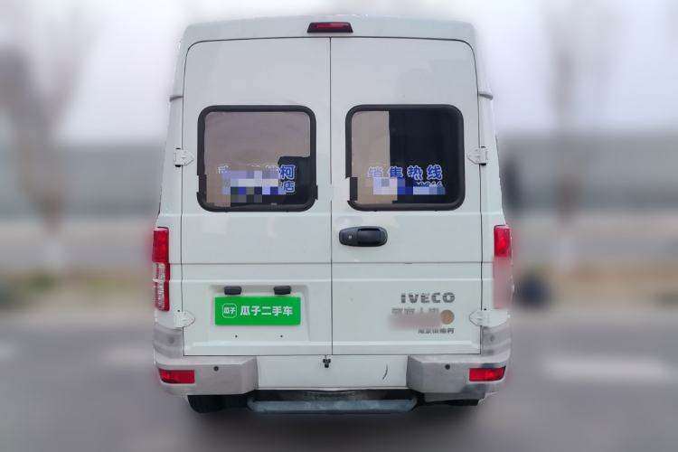 Used Iveco Daily 2021 2.5T A35 M1 Passenger Van 5-9 Seater Short Wheelbase Mid-Roof Design Dual Tires Side Sliding Door Rear
