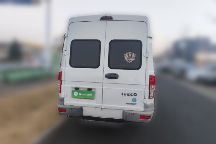 Used Iveco Daily 2021 2.5T A40 M1 Passenger Van 5-9 Seats Long Wheelbase Mid-Roof Design Dual Tires Manual Doors Rear