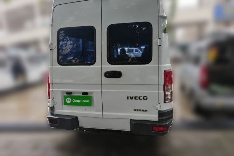 Used Iveco Daily 2021 2.5T A40 M1 Passenger Van 5-9 Seats Long Wheelbase Mid-Roof Design Dual Tires Manual Doors Rear