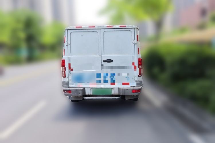 Used Iveco Daily 2021 2.8T V35 VAN厢式 van 3-seater short wheelbase low roof with dual tires and manual doors Rear
