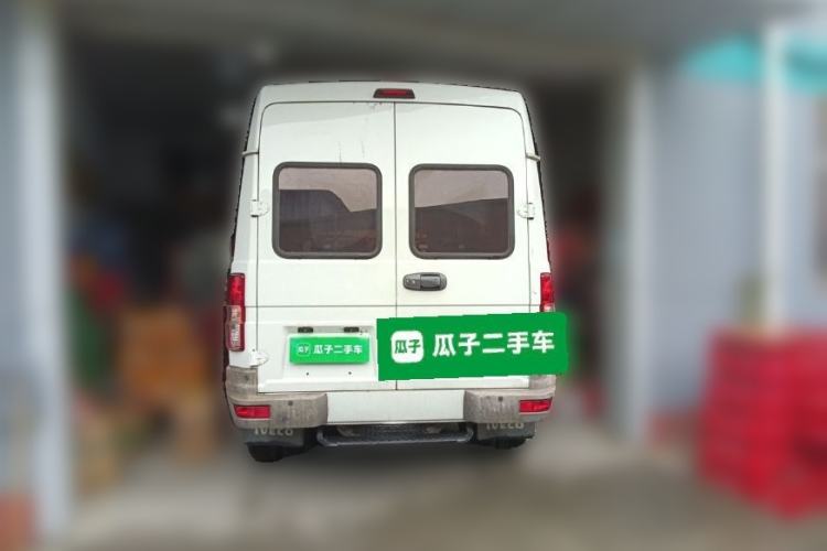 Used Iveco Daily 2021 2.5T A35 M1 Passenger Van 5-9 Seater Short Wheelbase Mid-Roof Design Dual Tires Side Sliding Door Rear