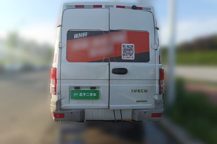 Used Iveco Daily 2021 2.8T V40 VAN厢式 Cargo Van 3-Seater Long Wheelbase Mid-Roof Design Dual Tires Manual Door Rear
