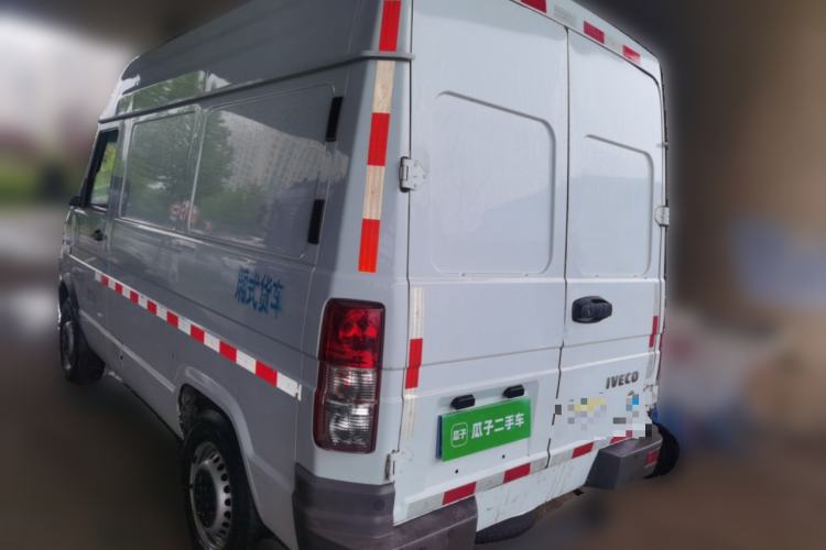 Used Iveco Daily 2021 2.8T V35 VAN厢式 van 3-seater short wheelbase mid-roof design single-tire side-hinged door Rear Left 45 Deg