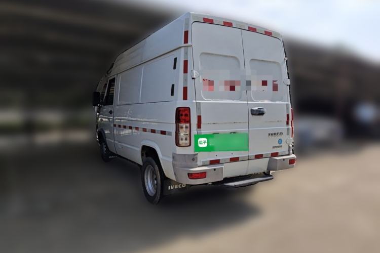 Used Iveco Daily 2021 2.8T V35 VAN厢式 van 3-seater short wheelbase mid-roof design with dual tires and manual doors Rear Left 45 Deg