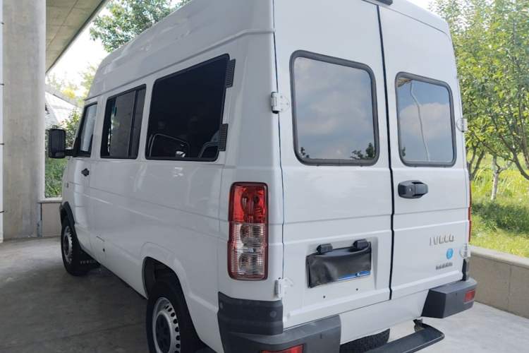 Used Iveco Daily 2021 2.5T A35 M1 Passenger Van 5-9 Seater Short Wheelbase Mid-Roof Design Single Tire Manual Doors Rear Left 45 Deg