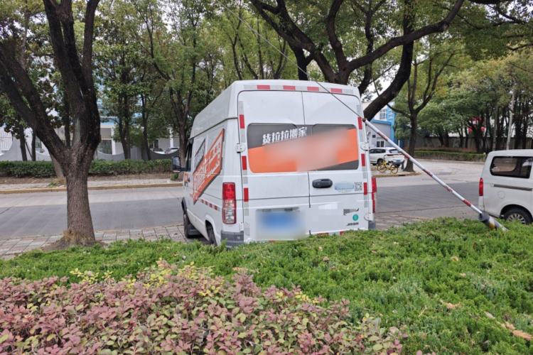 Used Iveco Daily 2021 2.8T V35 VAN厢式 van 3-seater short wheelbase mid-roof design single-tire side-hinged door Rear Left 45 Deg