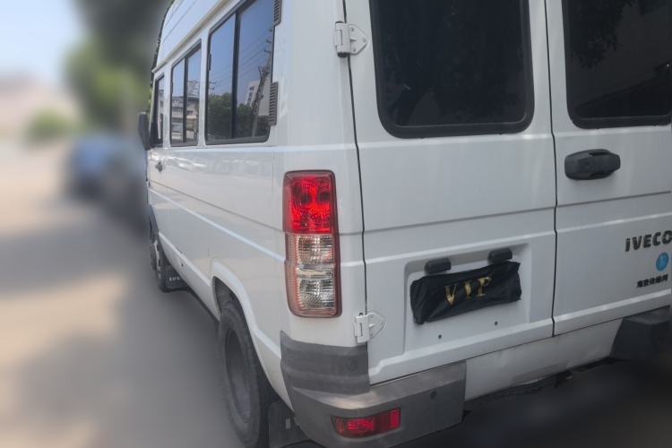 Used Iveco Daily 2021 2.5T A35 M1 Passenger Van 5-9 Seater Short Wheelbase Mid-Roof Design Dual Tires Side Sliding Door Rear Left 45 Deg