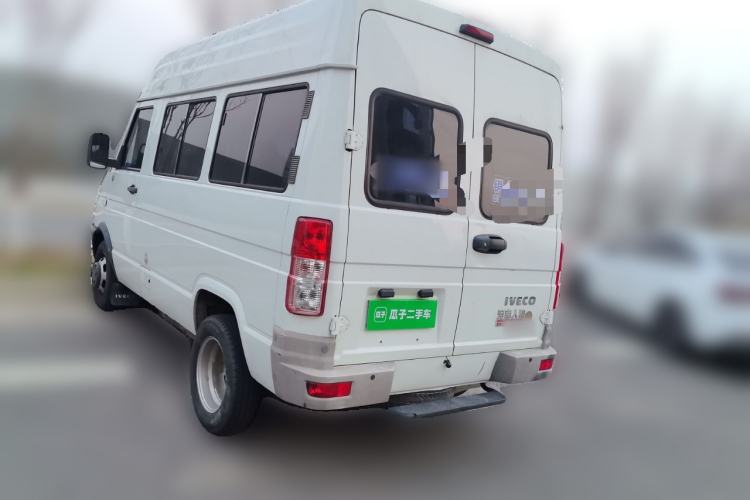 Used Iveco Daily 2021 2.5T A35 M1 Passenger Van 5-9 Seater Short Wheelbase Mid-Roof Design Dual Tires Side Sliding Door Rear Left 45 Deg