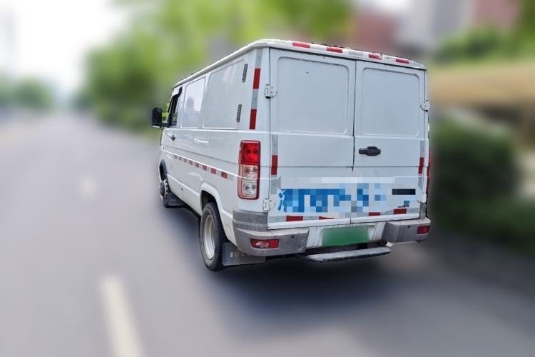 Used Iveco Daily 2021 2.8T V35 VAN厢式 van 3-seater short wheelbase low roof with dual tires and manual doors Rear Left 45 Deg